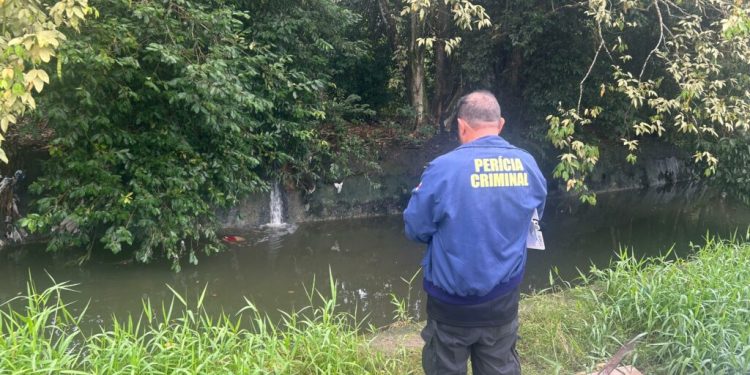 C0vard1a: Homem encontrado m0rt0 em igarapé levou f@cadas pelas costas em Manaus