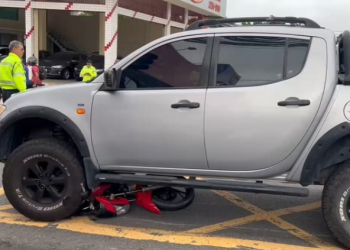 Motociclista por pouco não é esmag@d0 ao varar debaixo de carro no Centro de Manaus