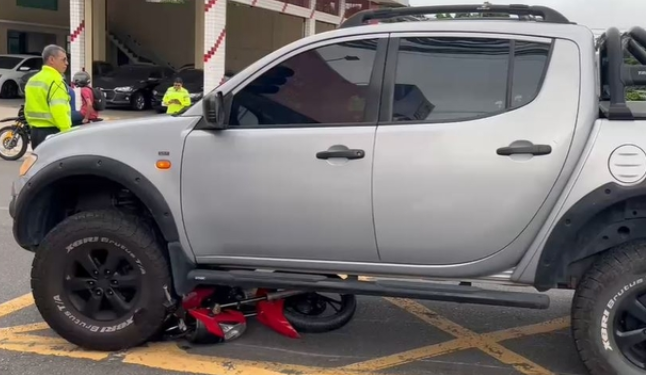 Motociclista por pouco não é esmag@d0 ao varar debaixo de carro no Centro de Manaus