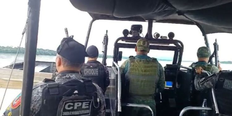 Tripulantes de barco com bebê de 8 meses são s3questrad0s por ‘piratas do rio’ em Coari