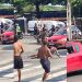 Vídeo: suspeito fica sem roupa e leva p0rrada ao tentar r0ubar moto de mulher na rua