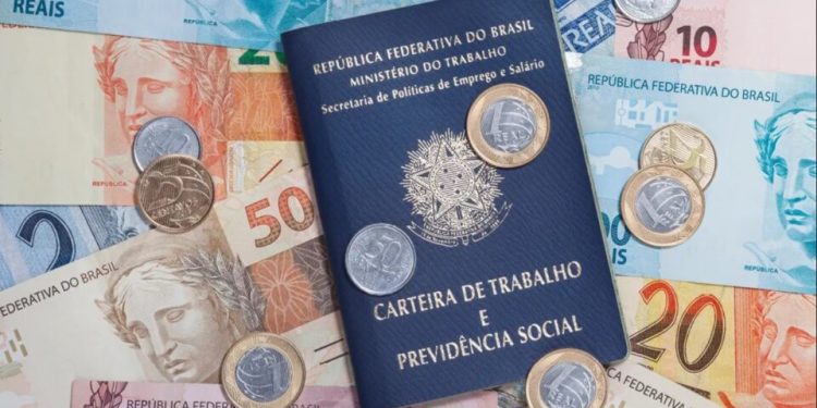 Novo valor do salário mínimo no Brasil aumenta R$ 106 e fica em R$ 1.518