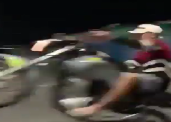 Vídeo mostra jovem dando ‘grau’ e raspando asfalto com o ‘popô’ em Manaus; veja