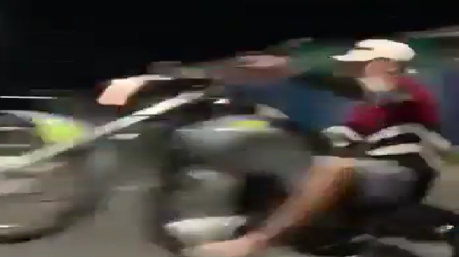 Vídeo mostra jovem dando ‘grau’ e raspando asfalto com o ‘popô’ em Manaus; veja