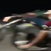 Vídeo mostra jovem dando ‘grau’ e raspando asfalto com o ‘popô’ em Manaus; veja