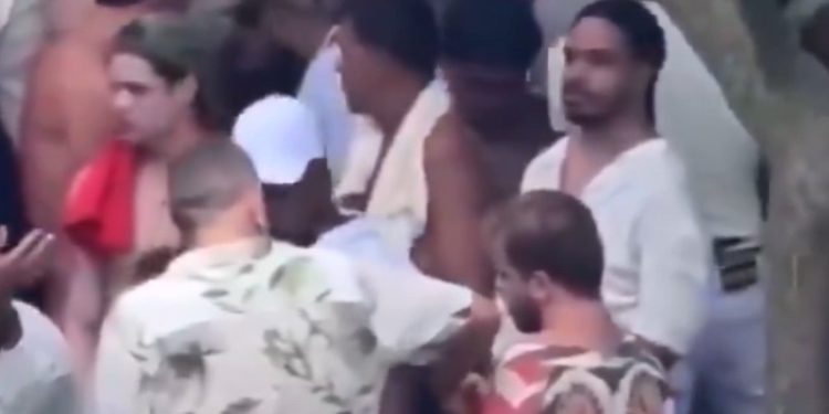 Vídeo: Grupo de homens flagrado na s@f@deza ao ar livre no Réveillon é investigado