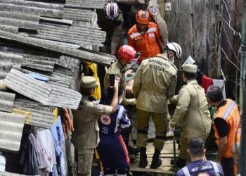 Bombeiros encontram mulher viva entre escombros do soterrament0 em Manaus
