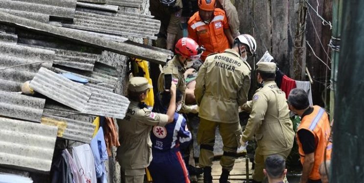 Bombeiros encontram mulher viva entre escombros do soterrament0 em Manaus