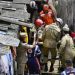 Bombeiros encontram mulher viva entre escombros do soterrament0 em Manaus
