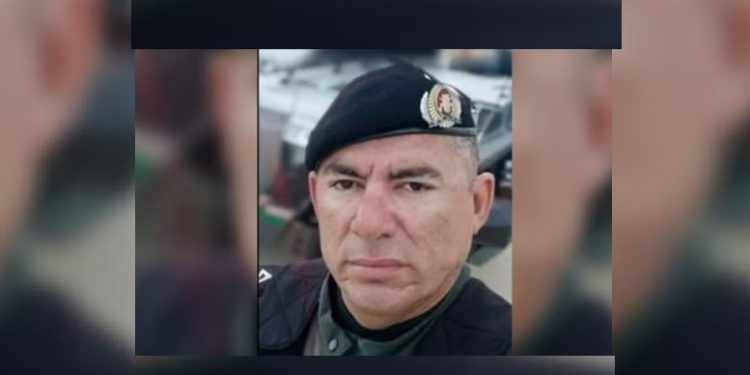 Imagem forte: bandidos est0uram cabeça de PM a tir0s e deixam fac@ cravada no crânio