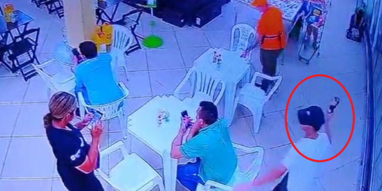 Gerente de supermercado leva golpe de azeite na cabeça ao reprovar jovem em seleção em Manaus