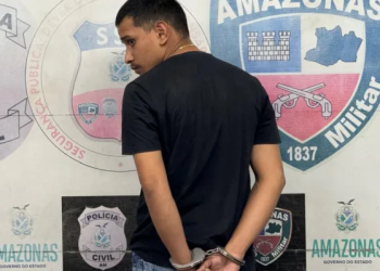 Fugindo da polícia, homem inv@de casa e esconde dr0gas em calc1nha de jovem em Manaus