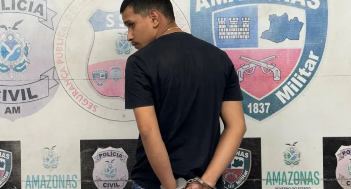 Fugindo da polícia, homem inv@de casa e esconde dr0gas em calc1nha de jovem em Manaus