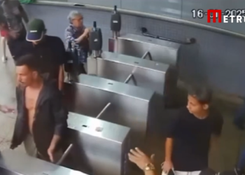 Vídeo: Com f@cã0 de açougue, homem é ating1d0 nove vezes em terminal de ônibus