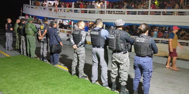 Polícia dá baculejo em barco e encontra mac0nha a caminho de Manaus