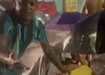 Vídeo: Samu deixa vítima na chuva em Manaus por mais de 40 minutos