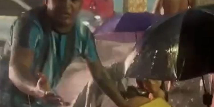 Vídeo: Samu deixa vítima na chuva em Manaus por mais de 40 minutos