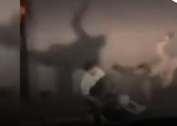 Vídeo: PM  perde paciência e acerta “voadora” em motoqueiro que acelerou moto barulhenta 