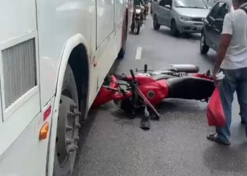 Motociclista tenta fazer ultrapassagem e acaba com a perna fr4turad@ em Manaus