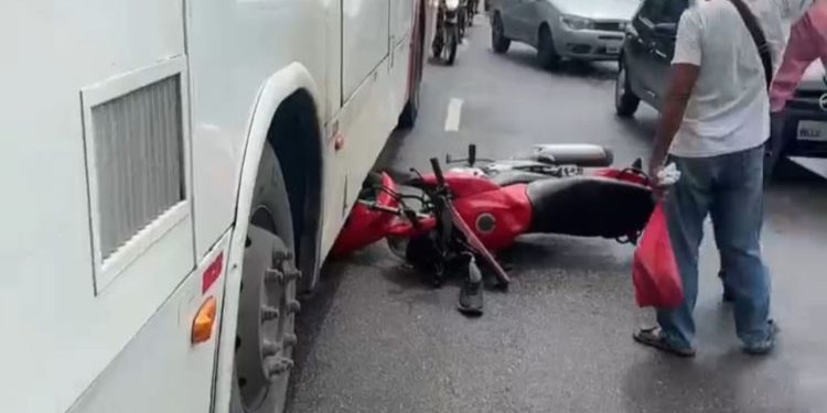 Motociclista tenta fazer ultrapassagem e acaba com a perna fr4turad@ em Manaus
