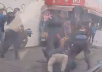 Vídeo: Policial dá tudo de si e cai dando ‘mata-leão’ em suposto assaltante no bairro Redenção