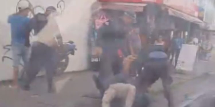 Vídeo: Policial dá tudo de si e cai dando ‘mata-leão’ em suposto assaltante no bairro Redenção