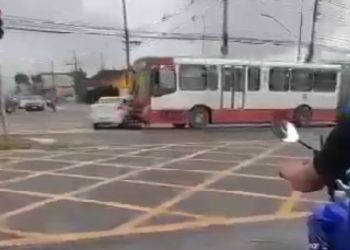 Vídeo mostra carro sendo atingid0 por ônibus após avançar o sinal vermelho em Manaus