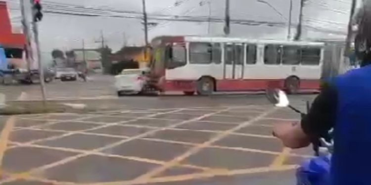 Vídeo mostra carro sendo atingid0 por ônibus após avançar o sinal vermelho em Manaus