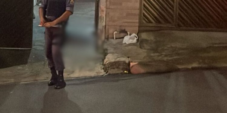 Vídeo: Pist0leir0 manda mulher deixar o filho no chão e atir@ 11 vezes nela no Alvorada 3