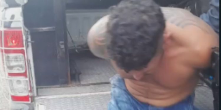 Vídeo: Homem é preso após tentar correr da Rocam com bolsa ‘até o tucupi’ de dr0g4s