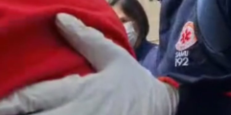 Vídeo: Samu socorre morador de rua que foi esfaque4d0 brig4nd0 por lugar para descansar