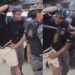 Garoto de 15 anos passa mal após policial jogar spray de pimenta no rosto dele no Novo Aleixo; VÍDEO