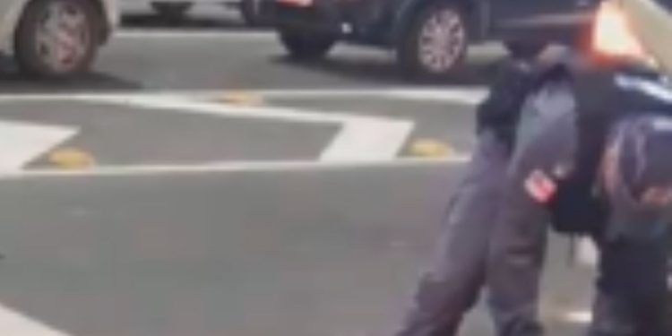 Dupla é presa em flagrante ‘tocando o terr0r’ na linha 357 em Manaus; veja o vídeo