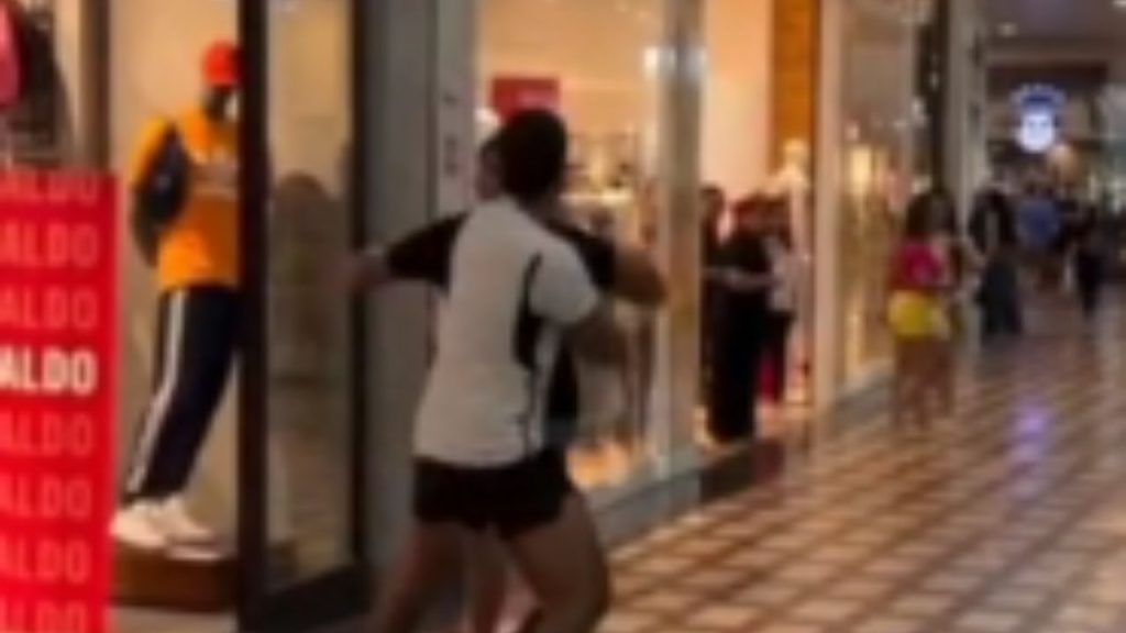 Vídeo mostra homens trocando s0c0s no Manauara Shopping