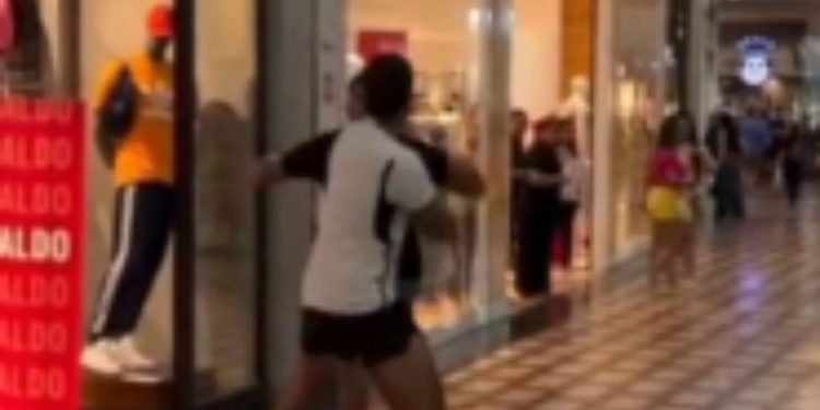 Vídeo mostra homens trocando s0c0s no Manauara Shopping