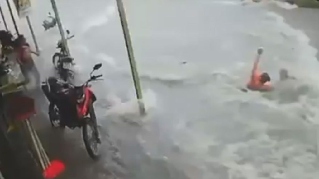 Vídeo: Mulher é levada por correnteza enquanto atravessava rua durante a chuva em Manaus