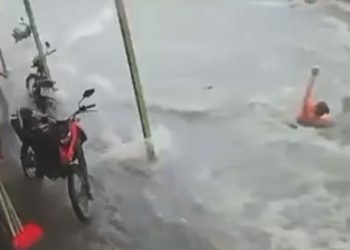 Vídeo: Mulher é levada por correnteza enquanto atravessava rua durante a chuva em Manaus