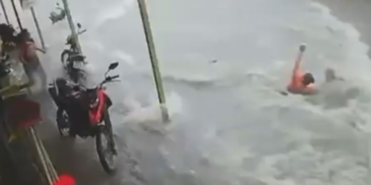 Vídeo: Mulher é levada por correnteza enquanto atravessava rua durante a chuva em Manaus