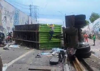Motorista foge após tombar carreta com entulhos na Avenida das Flores; vídeo