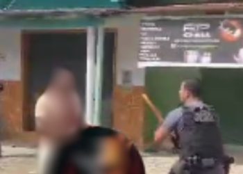 PM faz rua de ringue, pega pedaço de madeira e briga com criminoso no Amazonas; VÍDEO