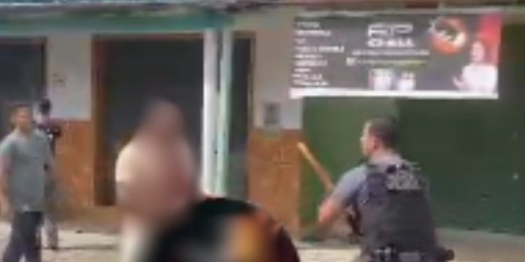 PM faz rua de ringue, pega pedaço de madeira e briga com criminoso no Amazonas; VÍDEO