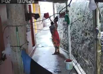 Vídeo: Mulher com bebê no colo é flagrada furtando roupas de moradores na zona leste de Manaus