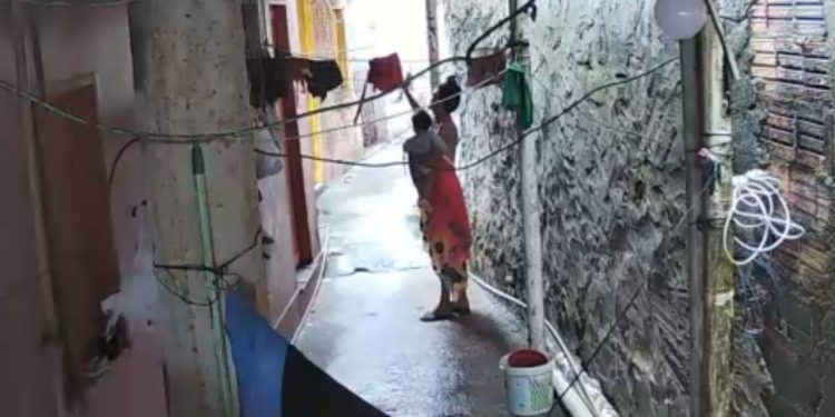Vídeo: Mulher com bebê no colo é flagrada furtando roupas de moradores na zona leste de Manaus
