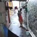 Vídeo: Mulher com bebê no colo é flagrada furtando roupas de moradores na zona leste de Manaus