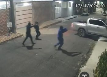 Vídeo mostra grupo abordando carro de família no Cidade de Deus antes de r0ub4r R$ 100 mil