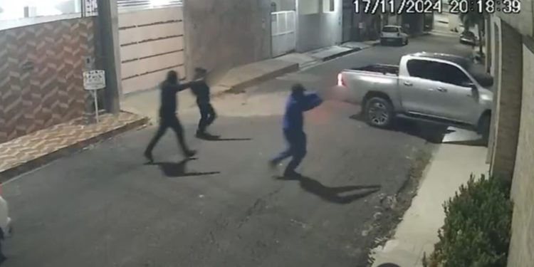 Vídeo mostra grupo abordando carro de família no Cidade de Deus antes de r0ub4r R$ 100 mil