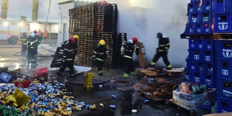 Por conta do incêndio na Ambev, bombeiros pediram que casas próximas fossem evacuadas