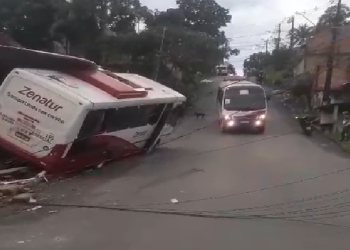 Vídeo: Ônibus de rota cheio de funcionários invade casa no bairro Monte das Oliveiras