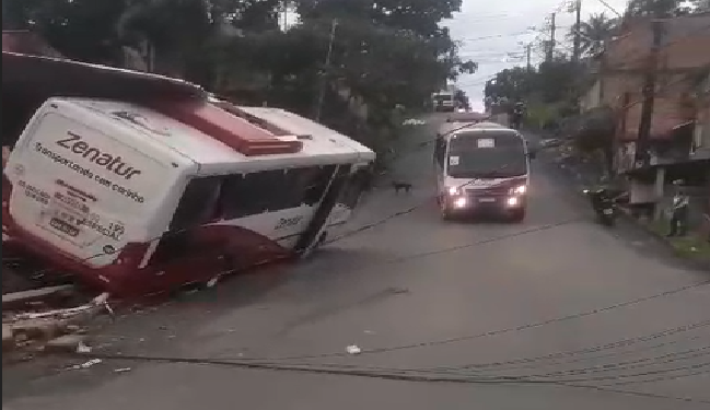 Vídeo: Ônibus de rota cheio de funcionários invade casa no bairro Monte das Oliveiras