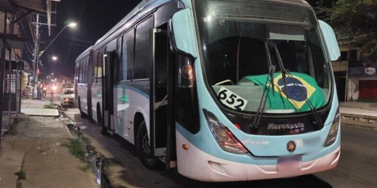 Mulher leva 3 f@cada4 ao reagir a assalto dentro de ônibus da linha 652, em Manaus